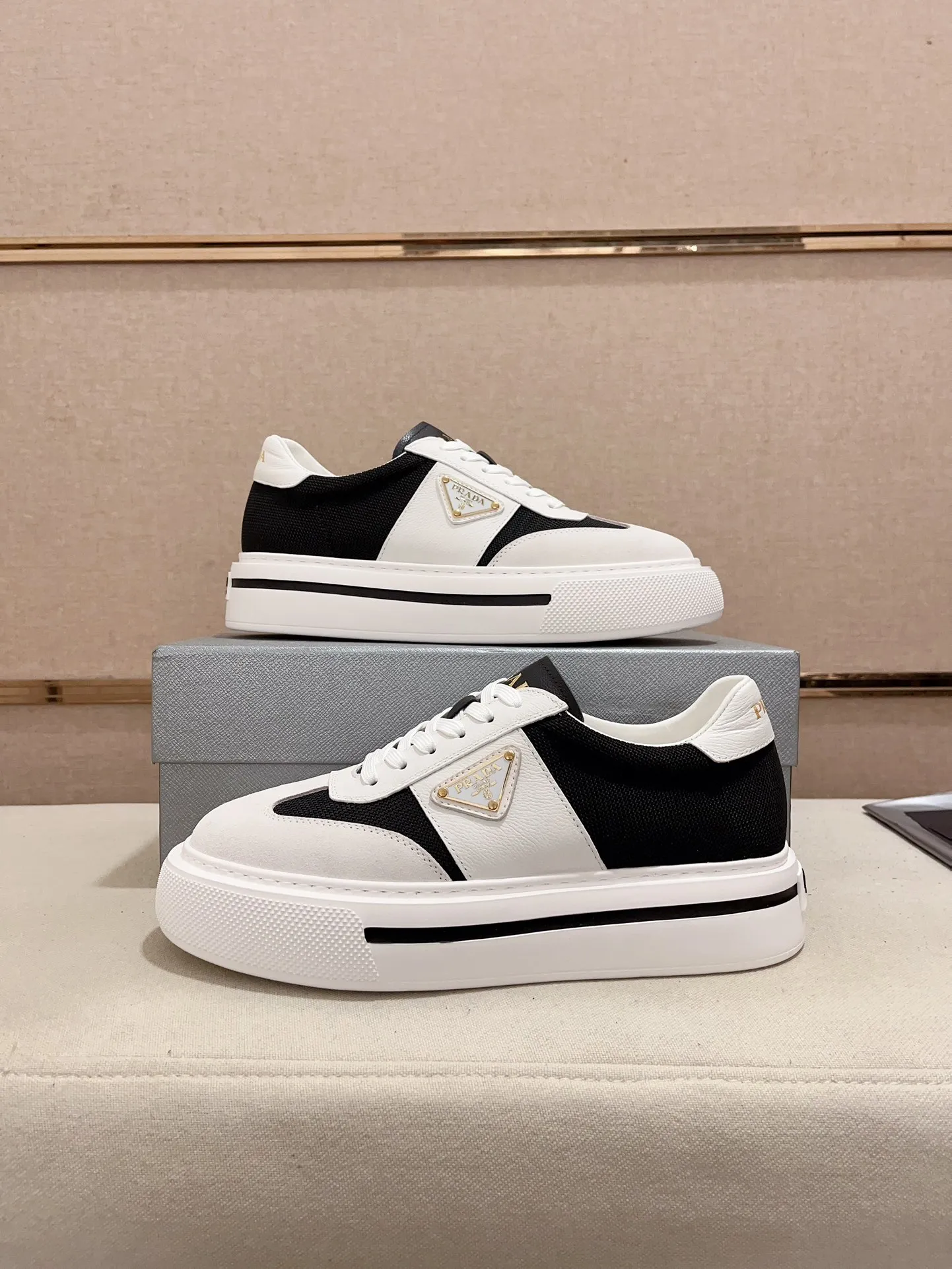 Men's shoes 💰 580💰 ✔️✔️✔️Higher version High-quality new PRADA (Prada) counters are launched simultaneously. The new men's shoes and 😘 fabrics are made of high-tech glue-spraying technology. Lining: Full cowhide lining. 👍🏿 High-end ☄️ air-cushion molded anti-slip rubber outsole, exquisite lines, simple and elegant, comfortable and high-end for leisure travel. Code number: 38 to 44 (45 can be customized and cannot be returned or exchanged)